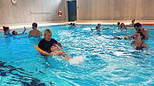 Eltern und Kursleiterin Tine Machill (vorne) wundern sich, dass die erste Stunde ihres DRK-Schwimmkurses ausfallen musste. Das ...