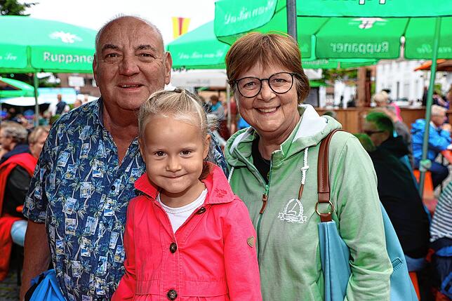 Bild 26: Frühschoppen und Flohmarkt locken die Besucher – so endet das Dingelsdorfer Herbstfest 2024