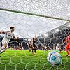 Freiburgs Lucas Höler (l) feiert das Tor zum 0:1 von Christian Günter (verdeckt) gegen St. Paulis Torwart Nikola Vasilj (r).