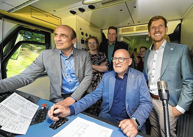 Verkehrsminister Winfried Hermann (Mitte) fährt die Biberbahn, assistiert von Eisenbahnbetriebsleiter Frank von Meißner (links). Rechts ...