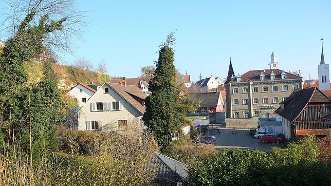 Das Gebäude vorne links soll abgerissen und durch zwei Neubauten ersetzt werden. Bild: Martin Deck