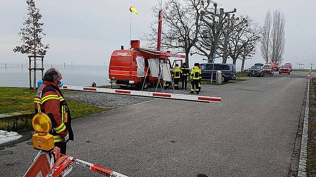 Rettungsdienst und Polizei waren im Einsatz, um den Piloten zu retten.
