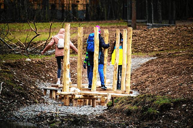 Der neue Sumpfparcours im Damwildgehege liegt noch auf dem Trockenen. Das Wasser darunter wird aber maximal kniehoch werden.