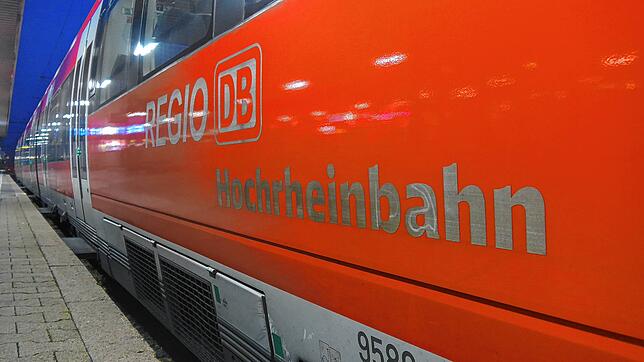 Eine Regionalbahn wartet im Badischen Bahnhof von Basel auf die Abfahrt Richtung Hochrhein.