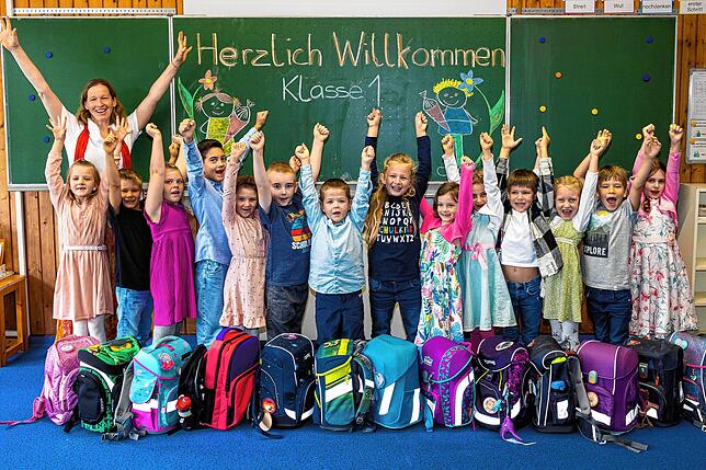Die neuen Erstklässler der Grundschule Bohlingen mit Ihrer Klassenlehrerin Nina Dachauer bei ihrer Einschulungsfeier am ersten Schultag.