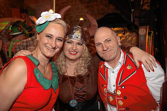 Bild 6: Konstanzer Straßenfasnacht 2025: Auch am Freitagabend wird in den Gassen gefeiert