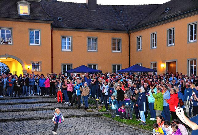 Hunderte Meersburger verfolgen die Strafeinlösung, wie hier im Reithof bei dem Serenaden-Konzert aller städtischen Klangkörper.