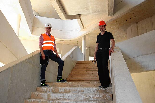 Die Zwei von der Baustelle: Das Archivbild zeigt Ortsbaumeister Alexander Kopp (links) und Bürgermeister Michael Klinger im Treppenhaus ...