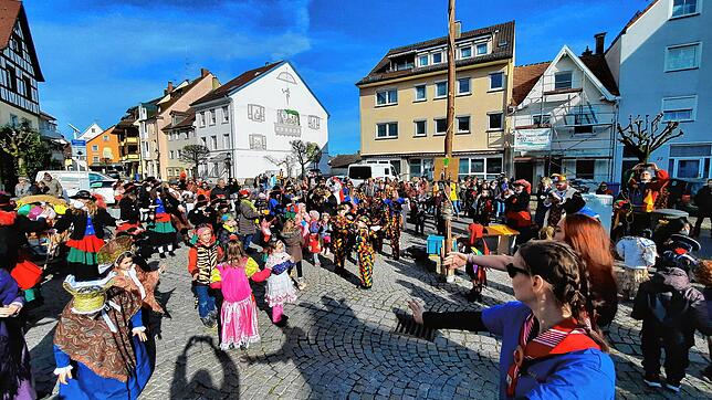 Bild 35: Bilder vom Kindernarrenbaum-Setzen auf dem Gustav-Hammer-Platz in Stockach
