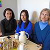 Die Ukrainerinnen (von links) Maria Koshevtsova, Larysa Skvortsova und Kateryna Lystopad waren beim letzten Café-Treff des ...