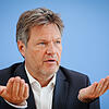 Robert Habeck, Bundesminister für Wirtschaft und Klimaschutz, gibt am 27.04.2022 eine Pressekonferenz zur Vorstellung der ...