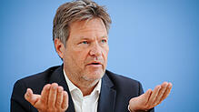 Robert Habeck, Bundesminister für Wirtschaft und Klimaschutz, gibt am 27.04.2022 eine Pressekonferenz zur Vorstellung der ...