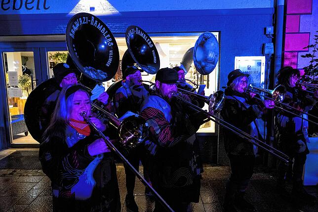Bild 23: Endlich Fasnet: Glonkis stellen ihre Brunnenfigur auf und eröffnen die Fasnet