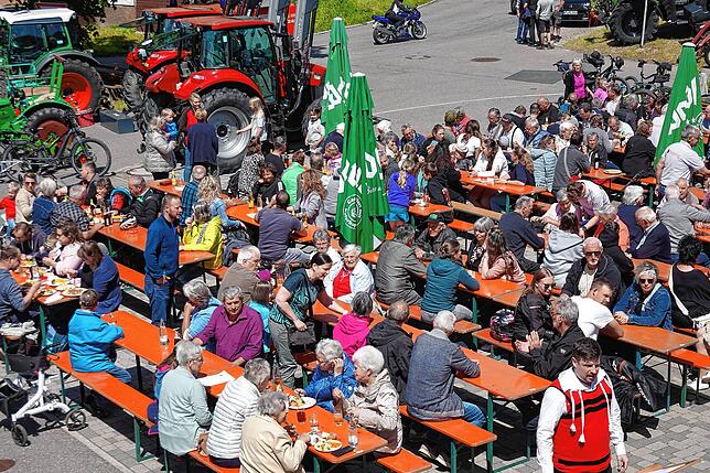 Bild 14: Die Plätze waren im Nu belegt – großes Gedränge beim Traktorenfest in Rotzingen