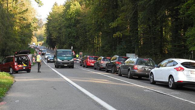 Autos warten am Dienstag zwischen Laufenburg/CH und Sisseln vor einer der beiden Lichtsignalampeln. Sie werden durch den Verkehrsdienst ...