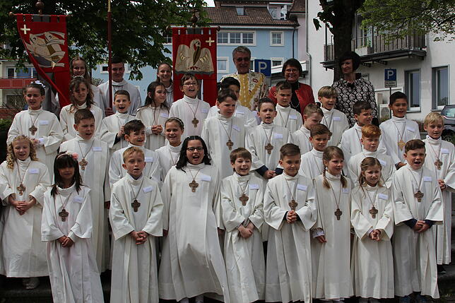 28 Kinder feierten in Tiengen ihre Kommunion. Hinten, von links: Pater Bernhard, Regina Bausch-Isele und Sylvia de Paola.