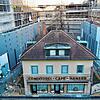 Von dem Gebäudeteilen des neuen Einkaufszentrums Cano in die Zange genommen, so wirkt das kleine Café Hanser in der August-Ruf-Straße. ...