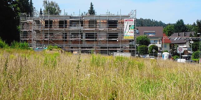 Das Neubaugebiet Brühläcker in Dettingen wartet im Spätsommer 2021 noch auf seine Vollendung. Im Hintergrund ist die Baustelle der ...