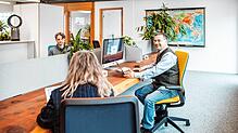 Der Austausch steht im Vordergrund in einem Coworking-Space &ndash; wie hier im Startblock in Lörrach. Das Bild entstand vor der Pandemie.