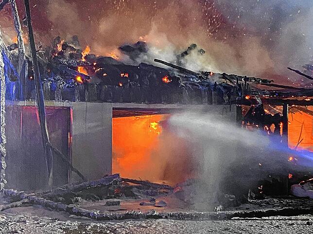 Lichterloh brannte die Scheune am frühen Morgen des 22. Mai. Die Feuerwehr konnte jedoch ein Übergreifen der Flammen auf das benachbarte ...