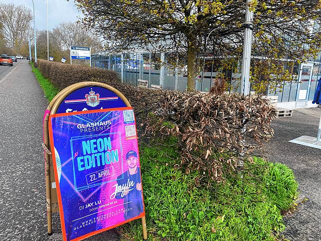 Im Glashaus in Donaueschingen findet am 22. April die Neonparty statt.