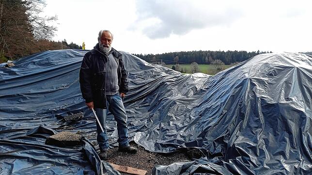 Dieter Berger vor Straßenaufbruch, der auf dem Bauwagen-Parkplatz zwischen Wehrhalden und Lochhäuser gelagert wird. Das Material ist mit ...