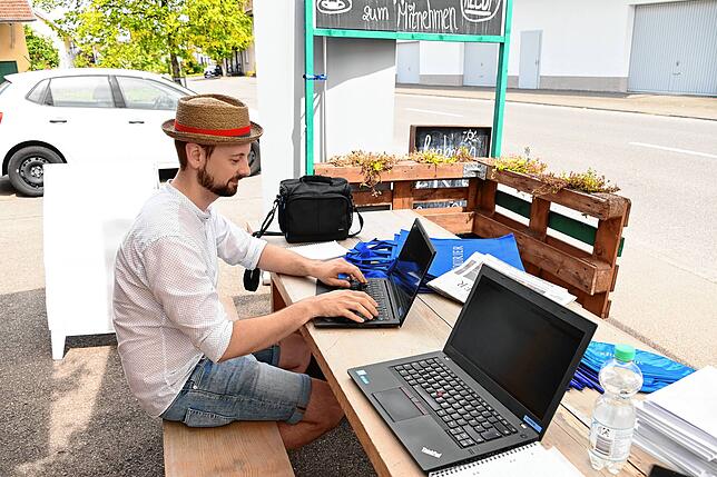 Der Arbeitsplatz in der Sommerredaktion mitten in Orsingen am Bioladen.