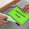 Ein Mann gibt im Wahllokal seinen Stimmzettel zur Kreistagswahl ab. Hier ein Symbolbild.