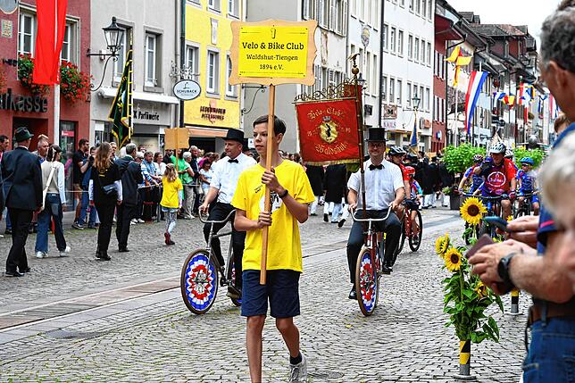 Bild 19: So schön ist das bunte Treiben am Chilbi-Festumzug (Teil 1)