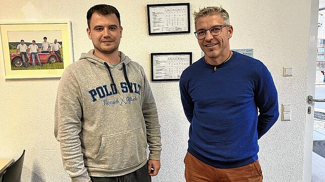 German Velsh (links) möchte Busfahrer werden. Bei Fahrlehrer Andy Weißenberger hat er theoretischen Unterricht.