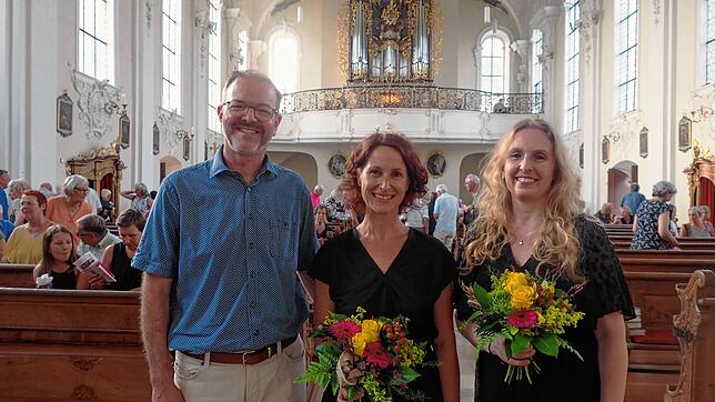 Trotz der widrigen Umstände war es ein außergewöhnliches, sehr hörenswertes Konzert von Andrea Manke (Mitte) an der Orgel und Inez ...