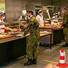 Auch bei der Essensausgabe in der Kantine gelten die Abstandsregeln und das Tragen eines Mund-Nasen-Schutzes ist verpflichtend.