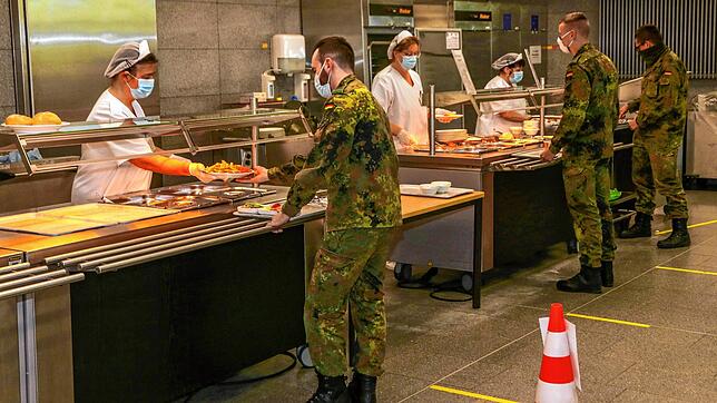 Auch bei der Essensausgabe in der Kantine gelten die Abstandsregeln und das Tragen eines Mund-Nasen-Schutzes ist verpflichtend.