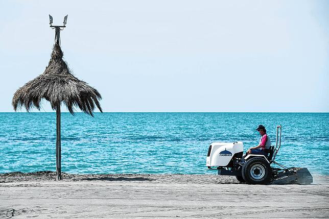 Ein Arbeiter bereitet einen Strand in Italien vor. Hier ist die Corona-Lage noch recht entspannt.