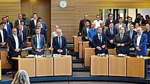 Abgeordnete von CDU (linke Bildhälfte) und AfD (rechte Bildhälfte) stimmen gemeinsam über die Grunderwerbsteuer im Plenarsaal des ...