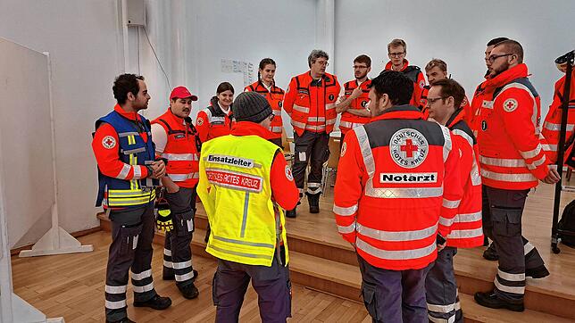 Medizinische Einsatzkräfte bei einer Lagebesprechung am Schmotzigen in Konstanz. Auch ihrer guten Arbeit ist es laut Chefarzt Ivo Quack ...