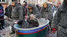 Rein in den Konfettiwagen und mit Konfetti eingeseift: Das macht gute Laune. Doch es gibt Grenzen des Spaßes während der Fasnacht und ...