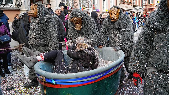Rein in den Konfettiwagen und mit Konfetti eingeseift: Das macht gute Laune. Doch es gibt Grenzen des Spaßes während der Fasnacht und ...