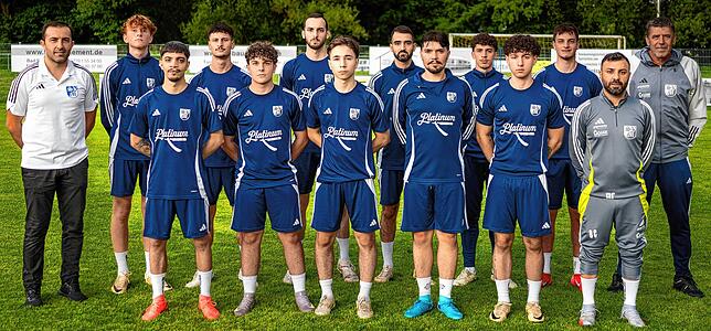 Viel Zuwachs: Sportchef Mehmet Yilmaz vom SV Blau-Weiß Murg mit den Neuen (von links) Heiner Richert, Berkay Demir, Ibrahim Güler, Luca ...