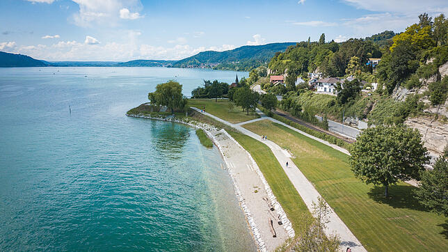 In diesem Bereich des Uferparks wird landseitig die Tribüne mit drei Etagen stehen. Die schwimmende Seebühne dafür wird einen Abstand ...