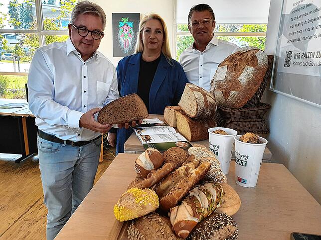 Die Idylle trügt: Während das Brot duftet, wallen die Sorgen um die Zukunft der Backstube. im Bild von links: CDU-Landtagsabgeordneter ...