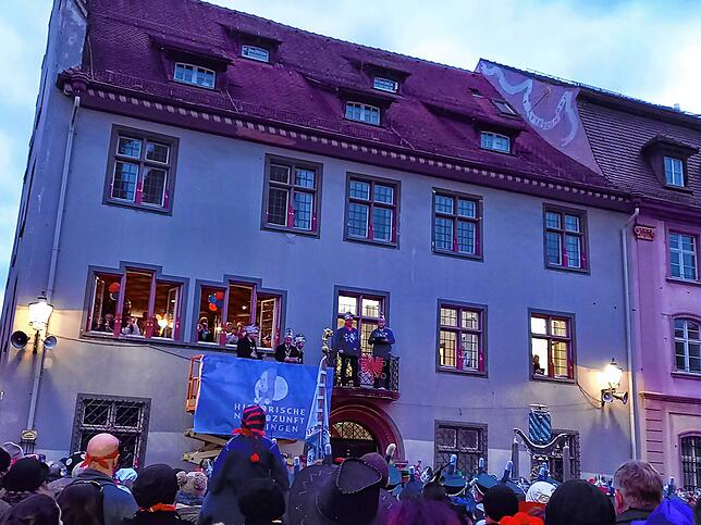 Die Rathauschefs kleben natürlich an der Macht und weigern sich, den Schlüssel herauszugeben.