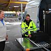 Zöllner Oliver Waldhecker schiebt den Koffer des Dienstreisenden Peter Halder in den sogenannten Scan Van, einen Röntgenwagen. Hier wird ...