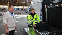 Zöllner Oliver Waldhecker schiebt den Koffer des Dienstreisenden Peter Halder in den sogenannten Scan Van, einen Röntgenwagen. Hier wird ...