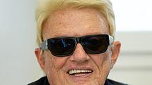 Der deutsche Schlagersänger Heino hat sich die blonden Haare und die dunkle Sonnenbrille zum Markenzeichen gemacht. Eines seiner ...