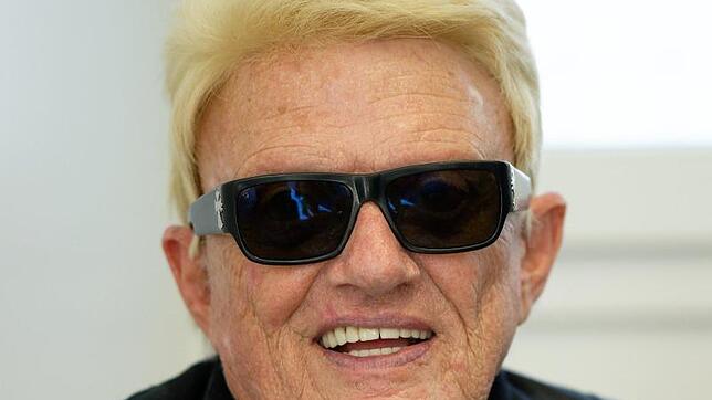 Der deutsche Schlagersänger Heino hat sich die blonden Haare und die dunkle Sonnenbrille zum Markenzeichen gemacht. Eines seiner ...