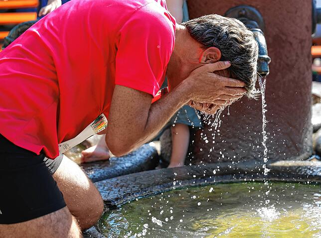 Erste Erfrischung nach dem Lauf am Handwerkerbrunnen auf dem Untertorplatz.