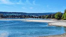 Am Konstanzer Seerhein ist zwar noch Wasser in der Fahrrinne der Schiffe, doch am Rand hat sich eine Art Strand gebildet.