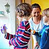 Die sechsjährigen Zwillinge Jona (links) und Levin helfen ihrer Mama Janine Wesener beim Fensterputzen.