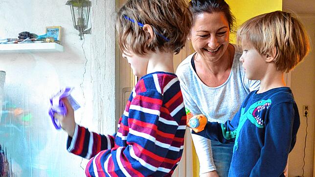 Die sechsjährigen Zwillinge Jona (links) und Levin helfen ihrer Mama Janine Wesener beim Fensterputzen.